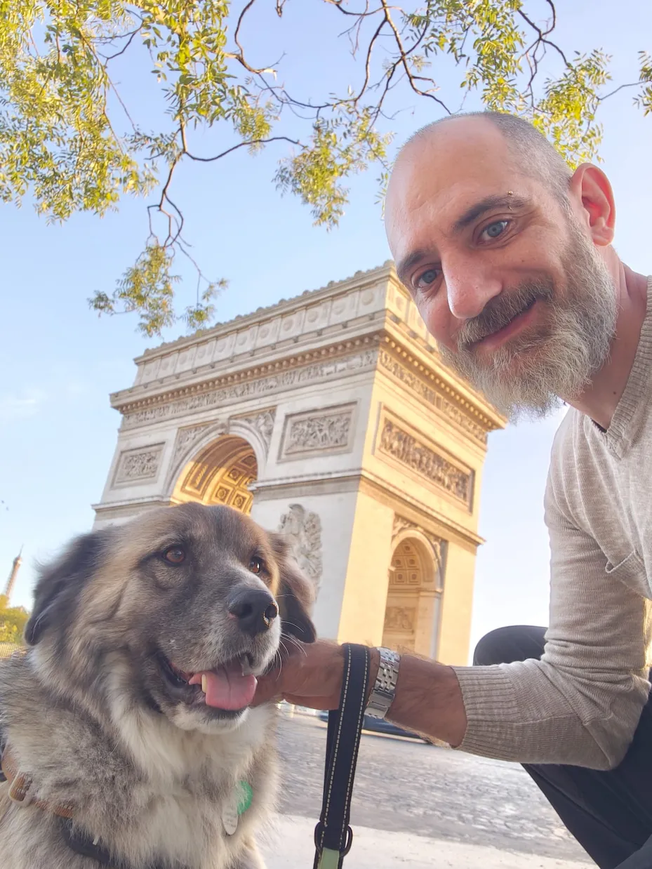 Un moment avec un chien devant l’Arc de Triomphe